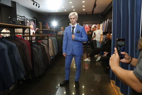 Найден самый благородный оттенок мужской одежды. Синий цвет. Как носим и с чем сочетаем.