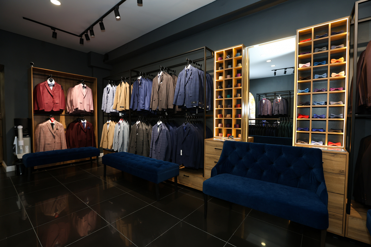 Взгляд нейросети на классические костюмы и стиль мужчин после 50 лет