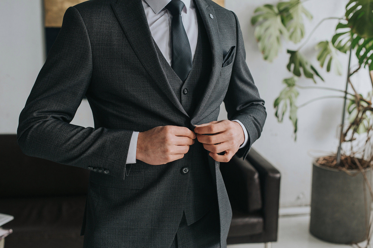 С чем носить серый пиджак: составляем элегантные мужские образы