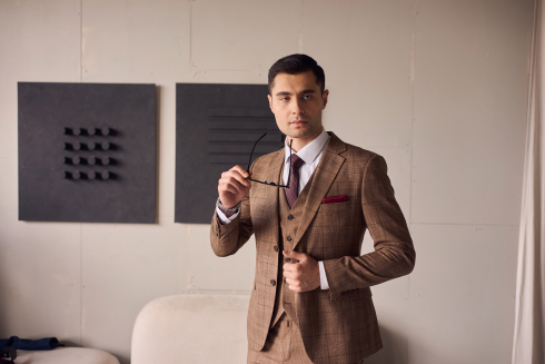 Мужской костюм коричневого цвета: актуальные оттенки 2025 года