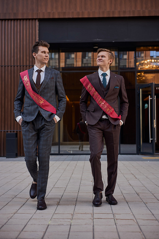 Выпускник в костюме