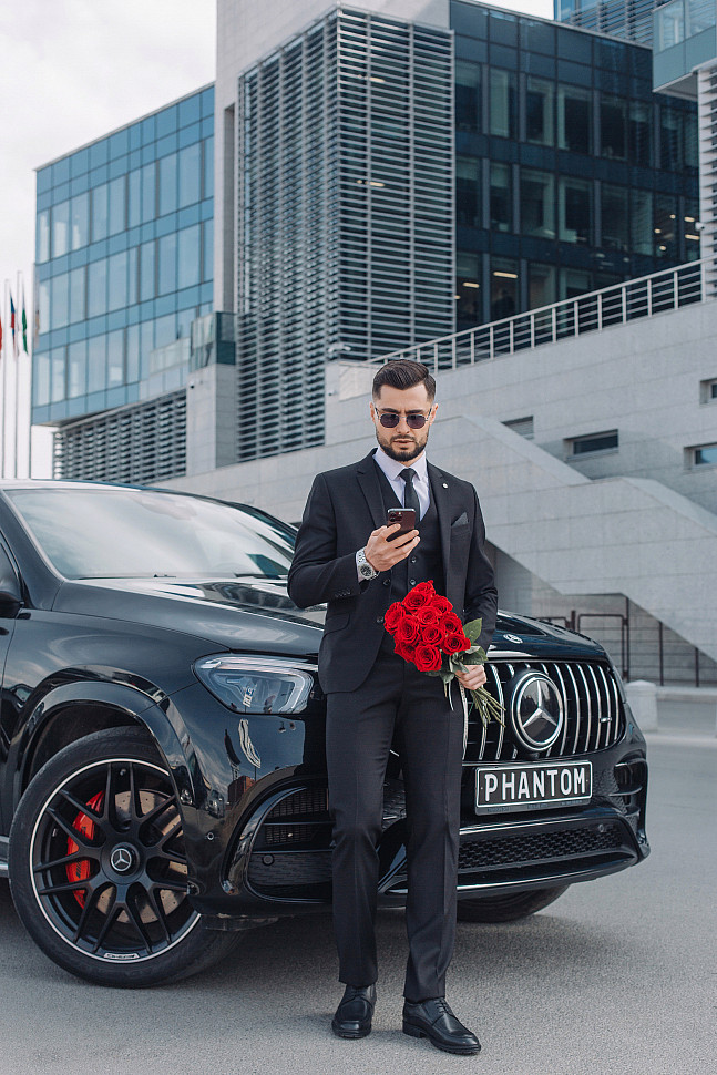 Мужской черный костюм