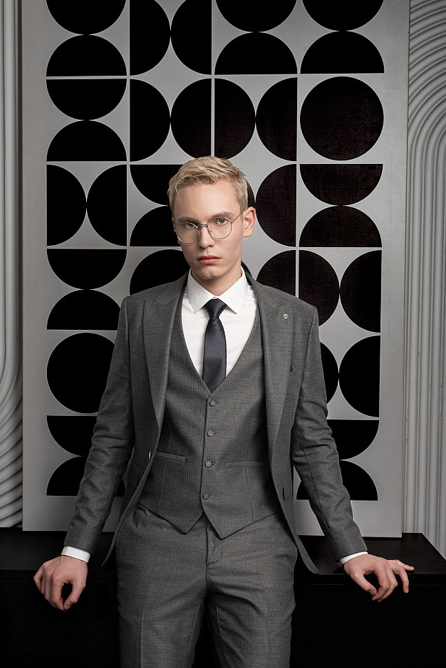 Мужской костюм серый классический