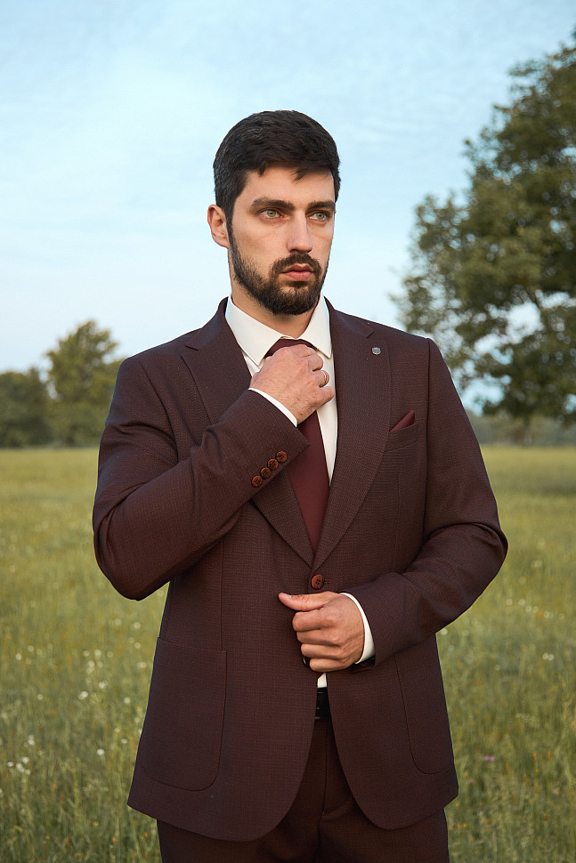 Бордовый костюм