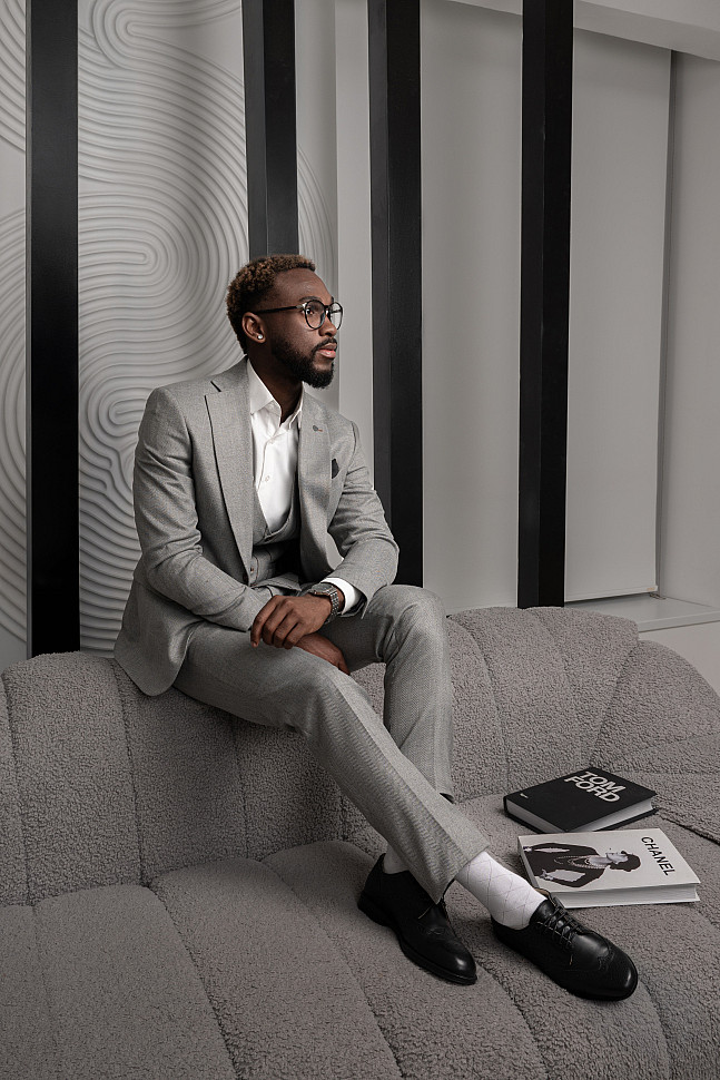 Мужской костюм тройка серый