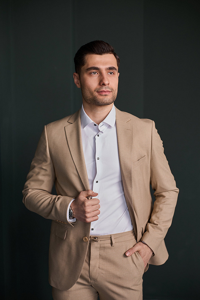 Мужской коричневый костюм