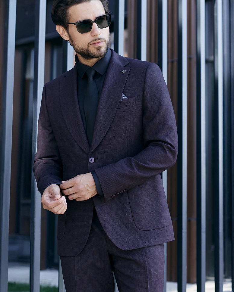 Бордовый костюм с черной рубашкой