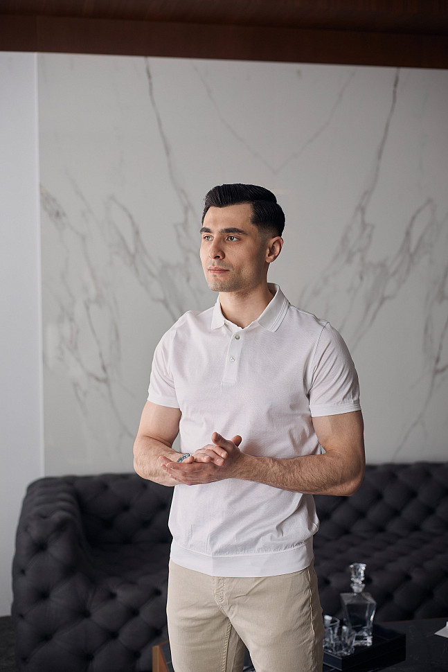 Мужские джинсы с футболкой