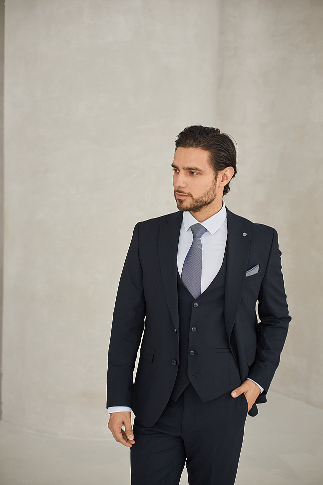 Мужской черный костюм
