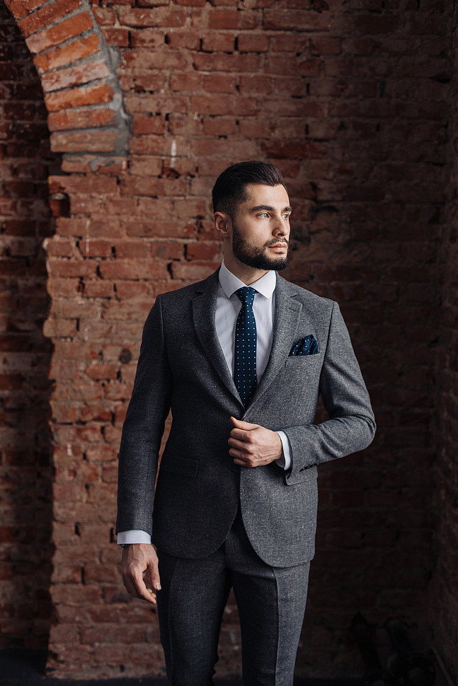 Мужской серый костюм