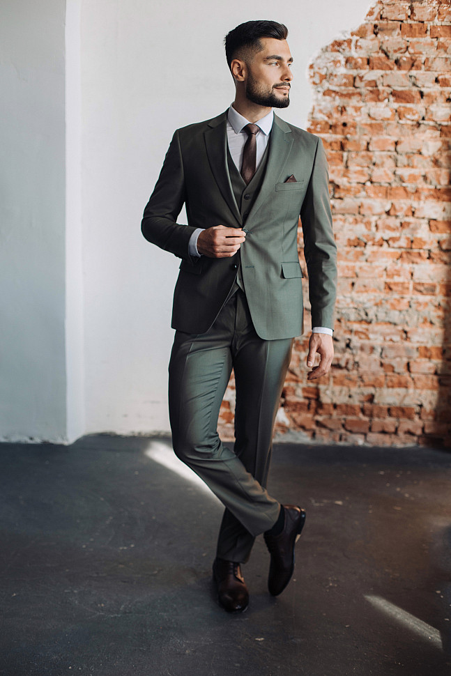 Мужской хаки костюм