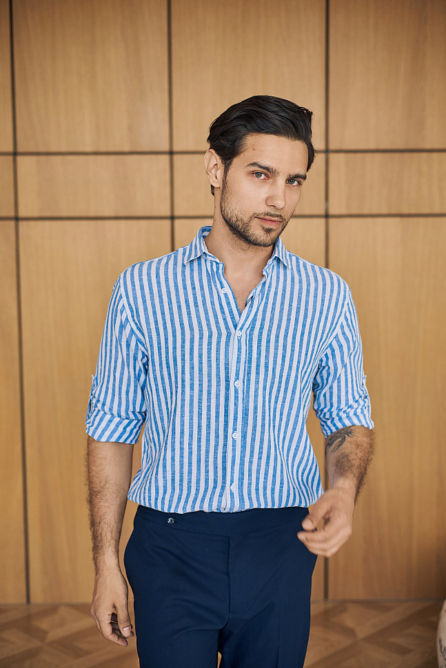 Голубая рубашка в полоску