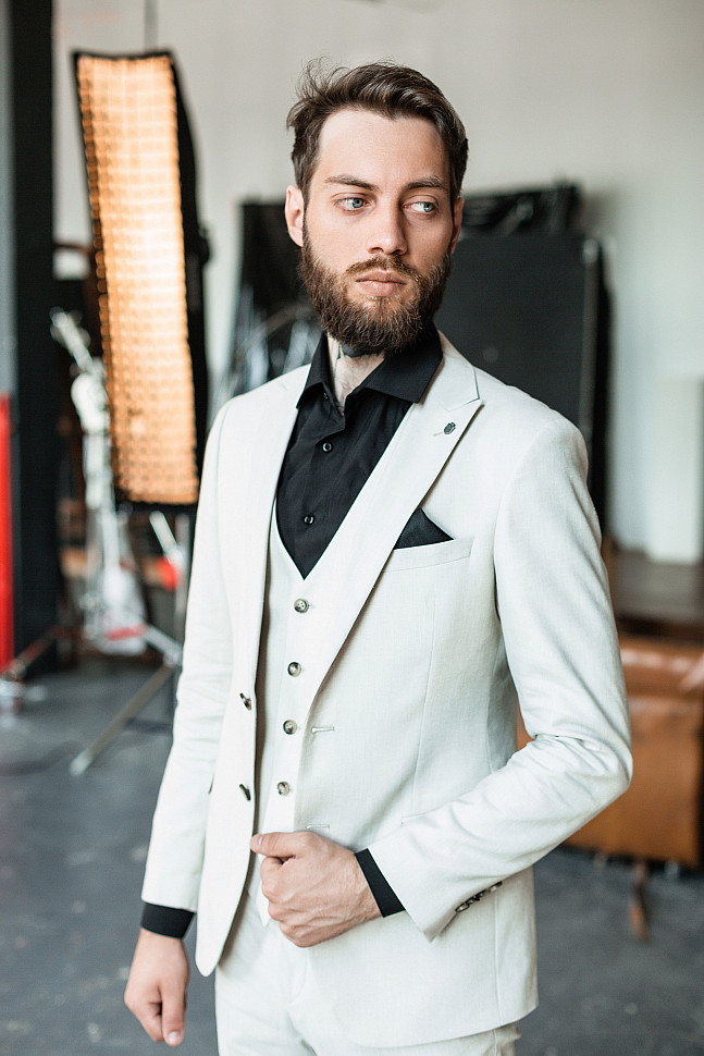 Мужской белый костюм