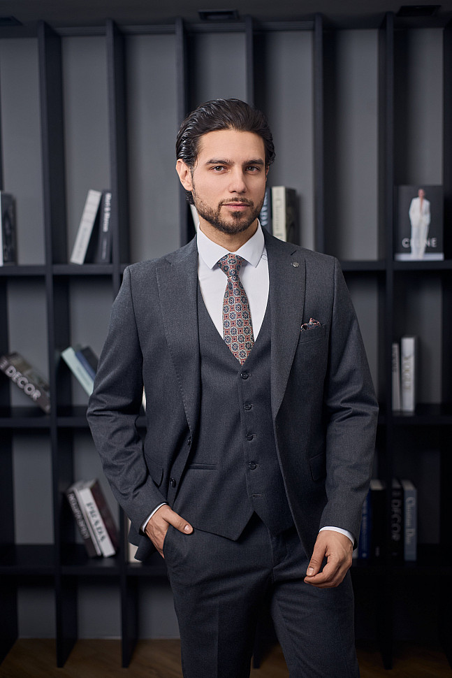 Мужской серый костюм
