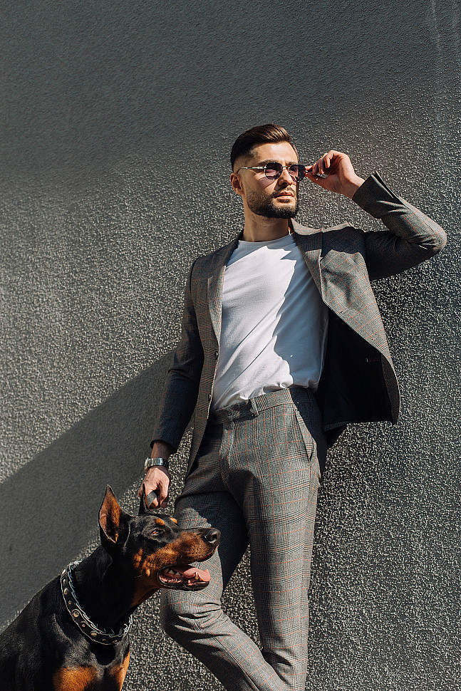 Мужская футболка с мужским костюмом в стиле casual фото