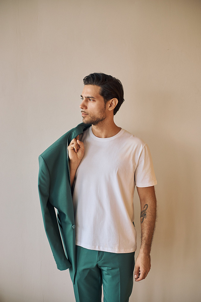 Белая футболка с костюмом