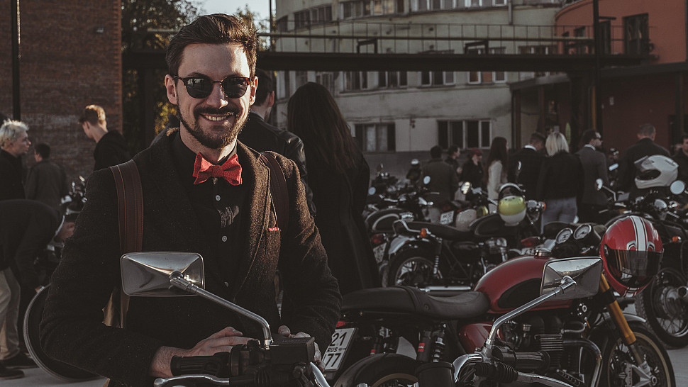 Мотозаезд в классических костюмах