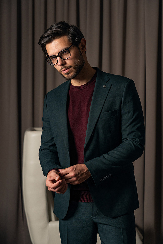 Мужской классический костюм в темно-зеленом цвете