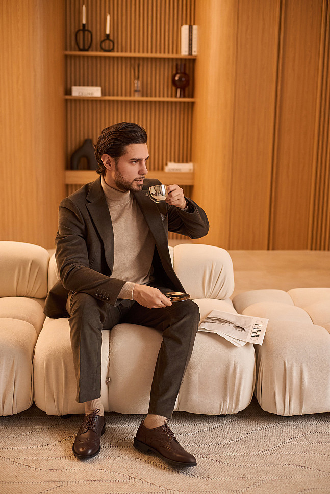 Мужской деловой пиджак с водолазкой