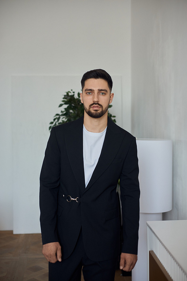 Мужской костюм с футболкой