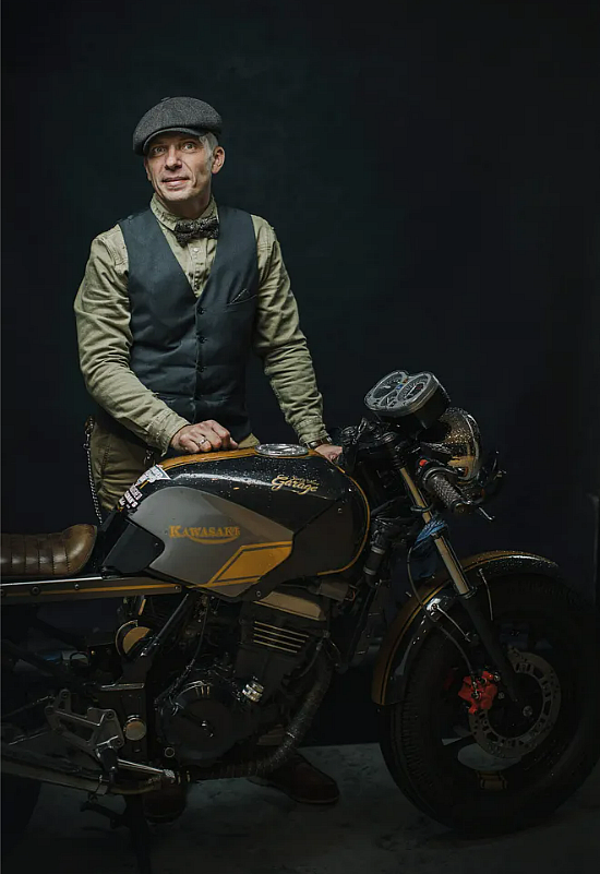 МОТОЦИКЛИСТ В МУЖСКОМ КОСТЮМЕ