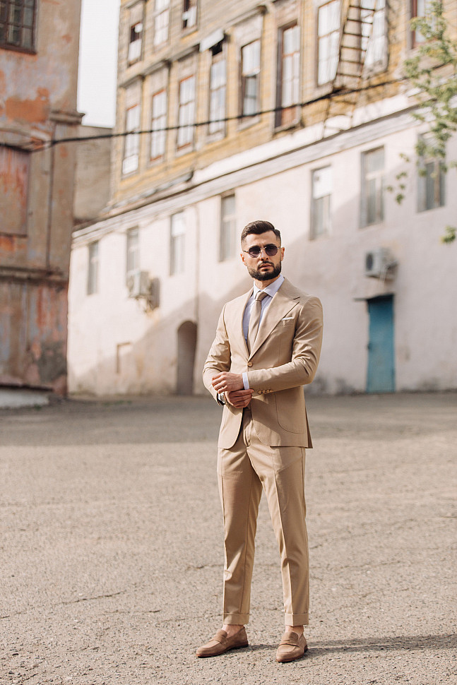 Мужской коричневый костюм