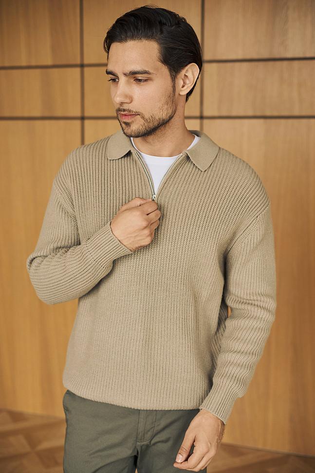 Мужские джинсы со свитером