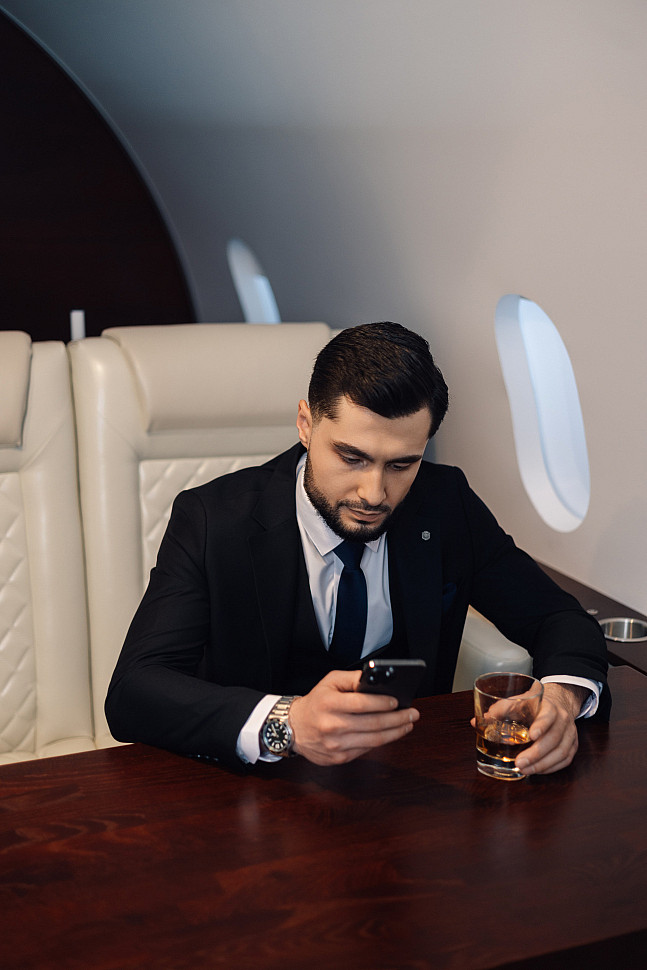 Мужской костюм в черном цвете