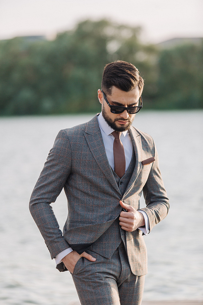 Мужской костюм тройка в сером цвете