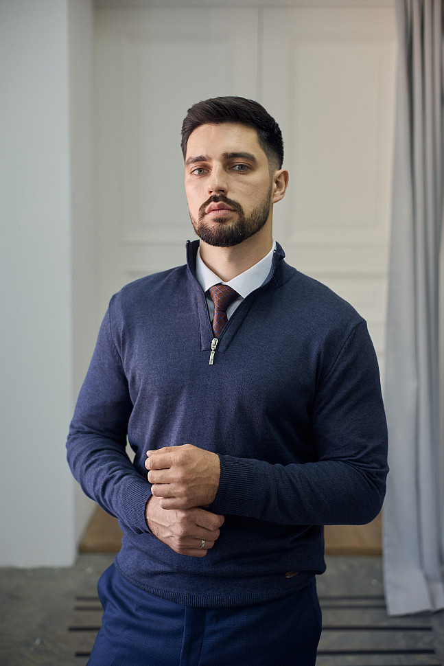 Мужской свитер с воротником на замке